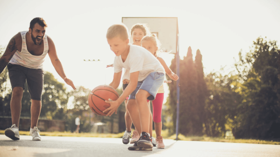 niños juegan basquetbol